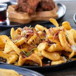 Papitas criollas con chicharrón BBQ